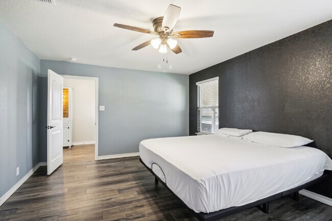 Building Photo - "Charming 4-Bedroom Oasis with custom fini...