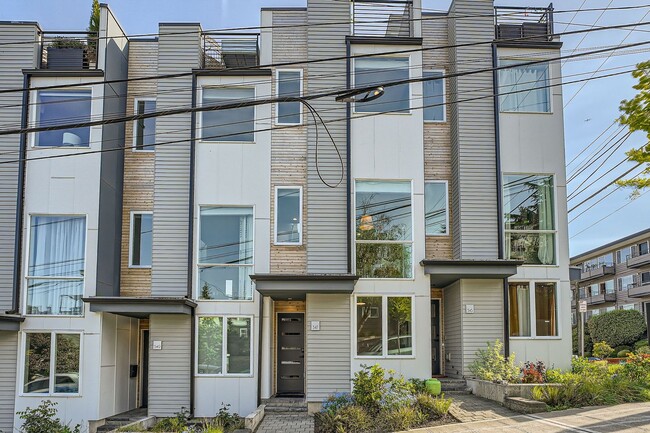 Building Photo - Modern stylings and cutting-edge convenien...