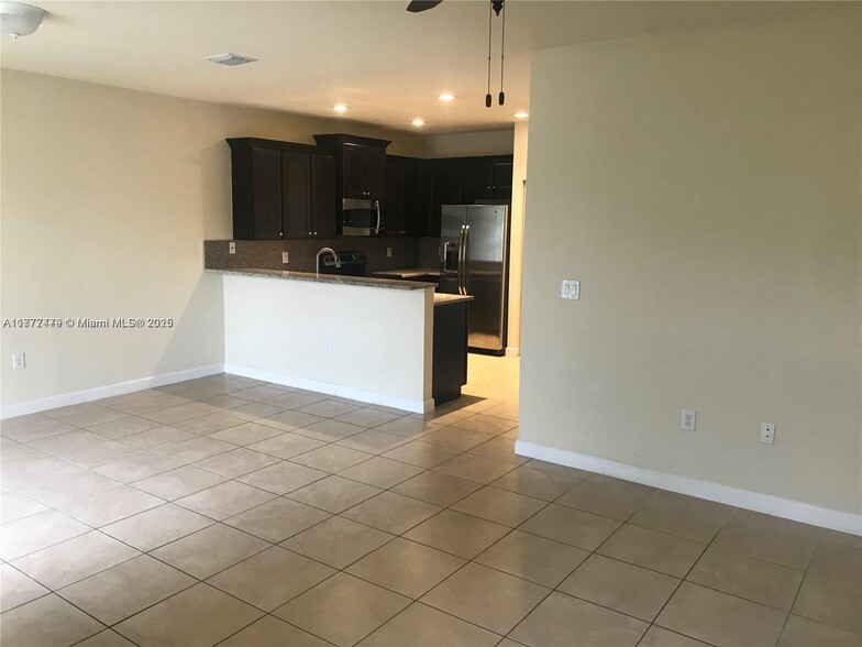 Building Photo - 8965 NW 98th Ave