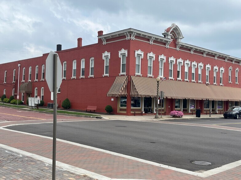Building Photo - 140 N Canal St