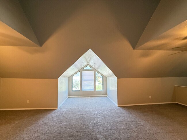 Building Photo - Huge 4 Bedroom in West Tulsa
