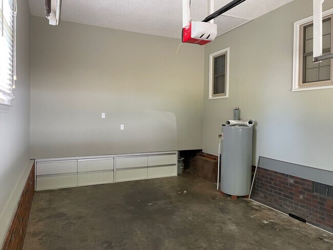 Building Photo - BEAUTIFUL 3 BED, 2 BATH BRICK HOME LOCATED...