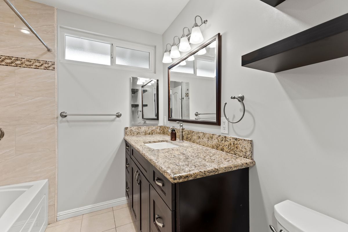 Building Photo - 1096 Canyon View Dr