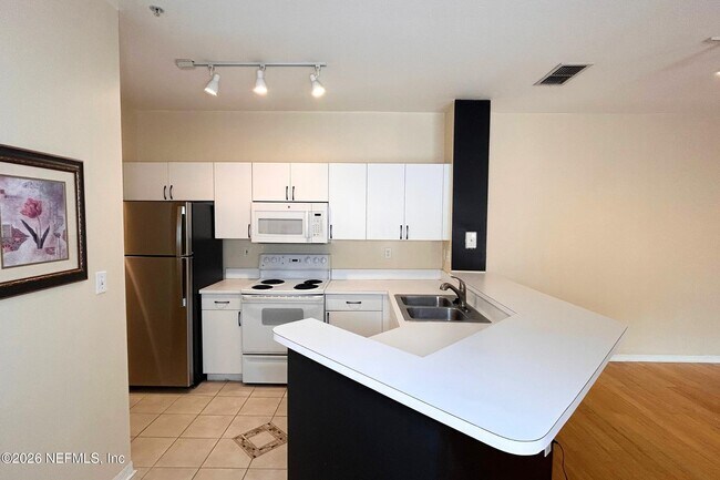 Building Photo - 610 Fairway Dr