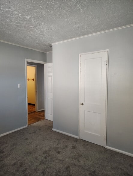 Building Photo - 1936 Shaftesbury Rd