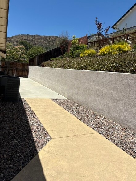 Side yard - 3078 Saddleback Ct