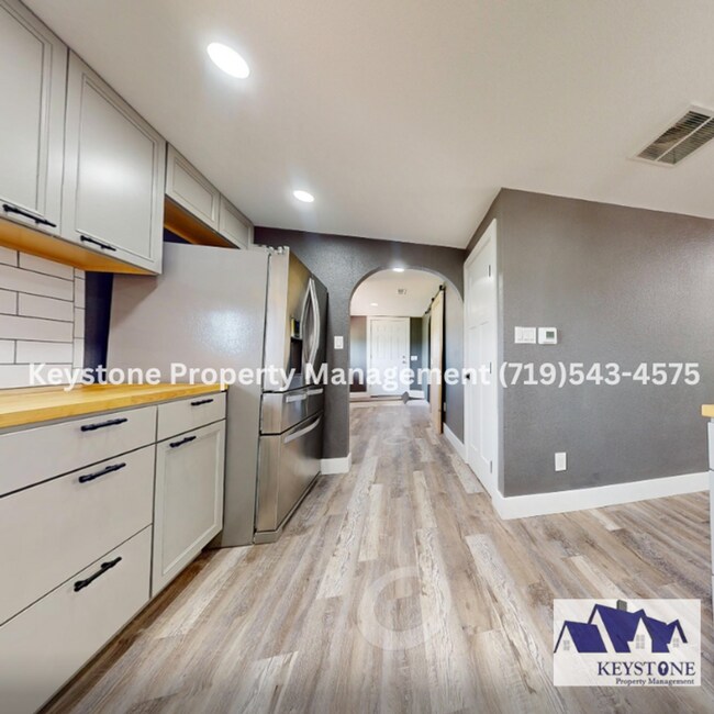 Building Photo - Stunning Rancher on the St Charles Mesa! 2...