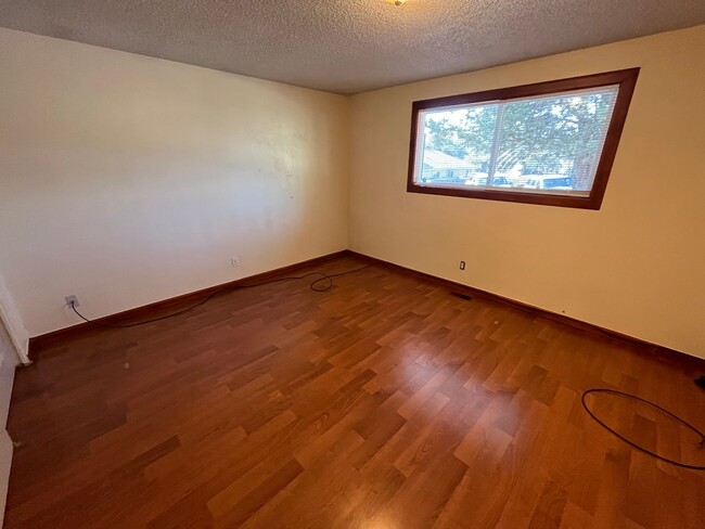 Building Photo - 2 Bed/1 Bath Duplex with Single Car Garage...