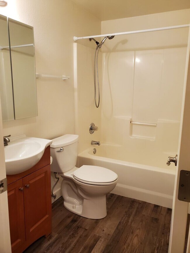 Building Photo - Single family ranch duplex. 3 bedrooms & 1...