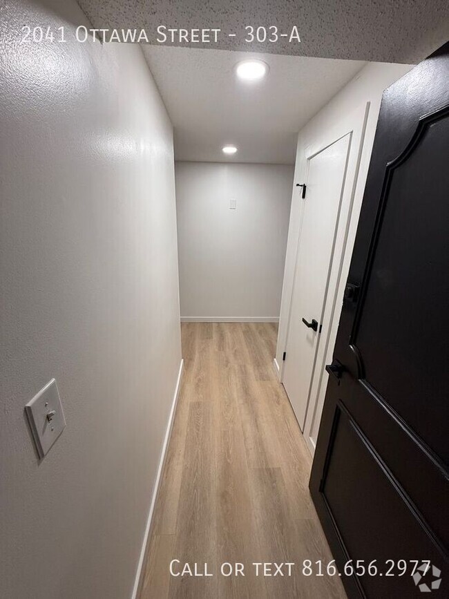 Building Photo - 3 Bed 2 Bath unit, 1300 square feet.