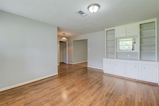 Building Photo - 5907 Nelwyn St