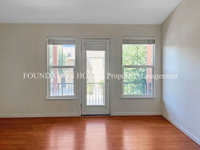 Building Photo - Great Layout, Newer Hamilton Condo - A/C - FOUNDATION -