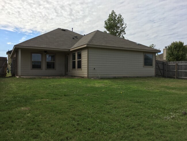 Building Photo - Great Open Floor Plan in Buda