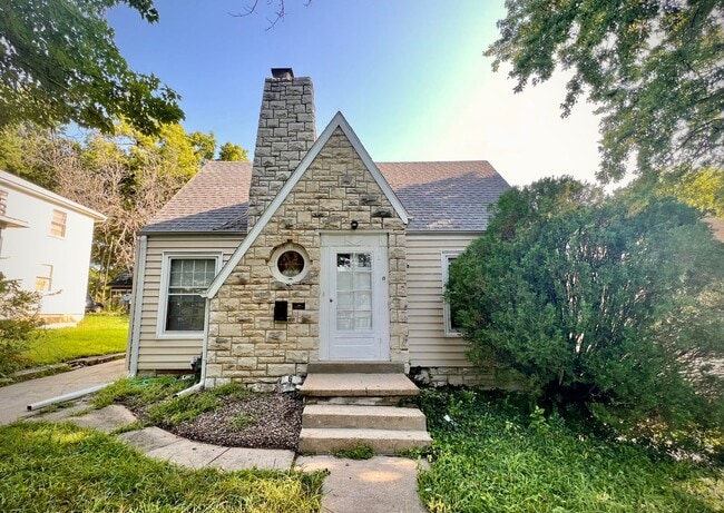 Building Photo - Great 3 Bedroom Near Aggieville & KSU! Pre Leasing for 2026-2027 School Year!