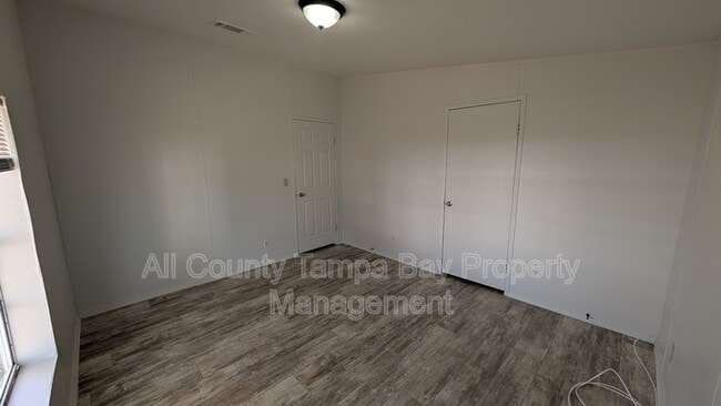 Building Photo - 3753 Oakwood Dr