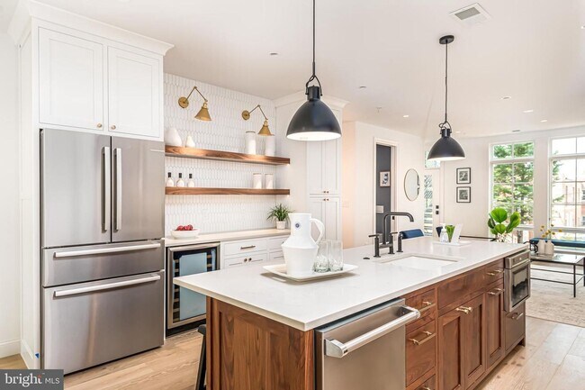 Building Photo - Luxury Penthouse Rowhome Condo in Historic...