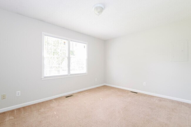 Building Photo - Adorable ranch home with huge fenced yard mid June!