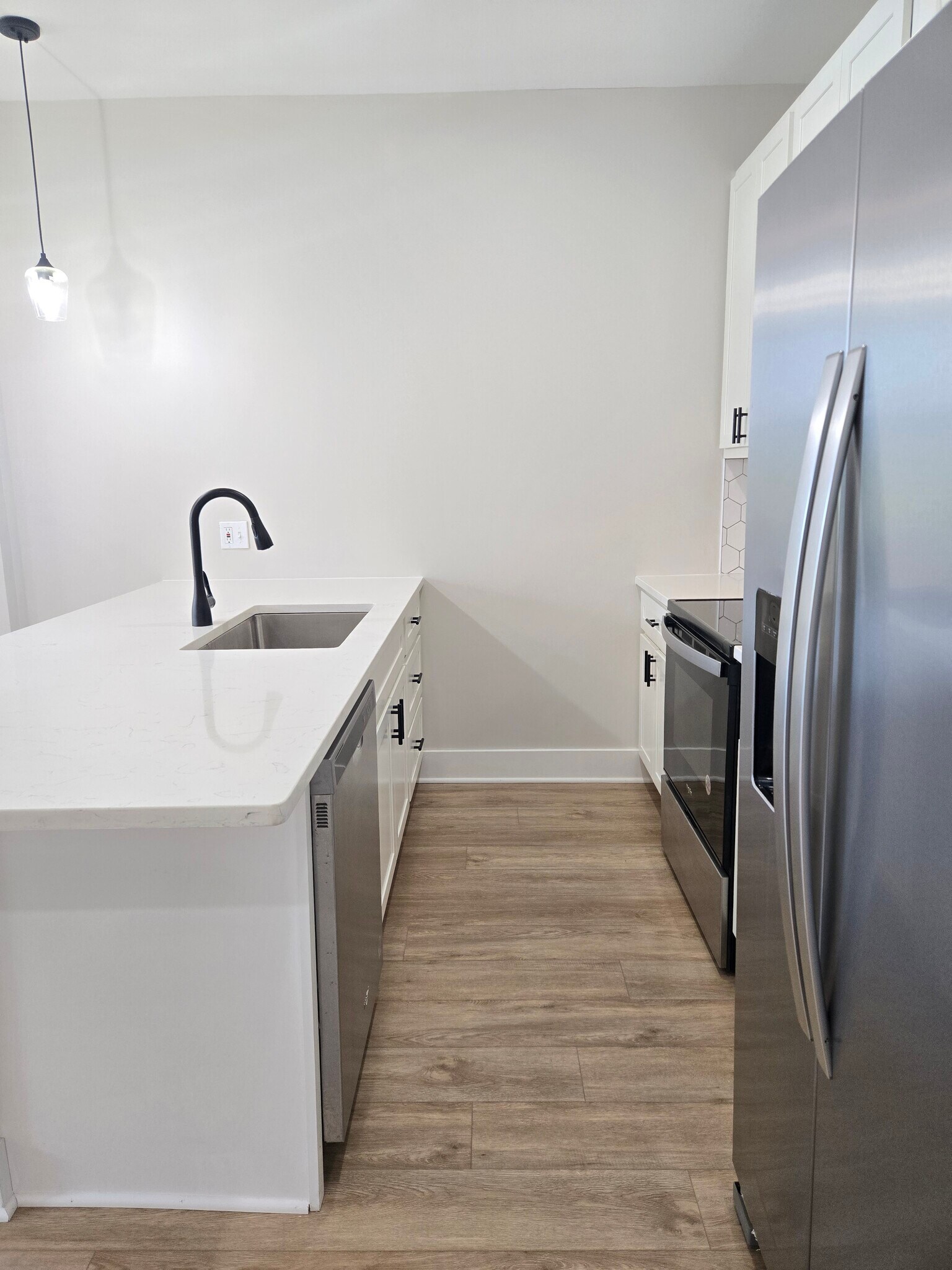 Updated kitchen with stainless appliances - 3914 De Tonty St