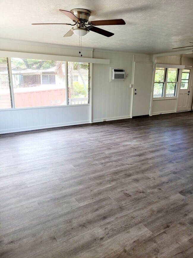 Building Photo - AVAILABLE NOW | 3 BED, 2 BATH HOME | Location: North Shore | Drive Up Parking Spaces, & Large Enc...