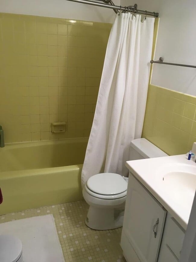 Building Photo - 108 Canterbury Ct