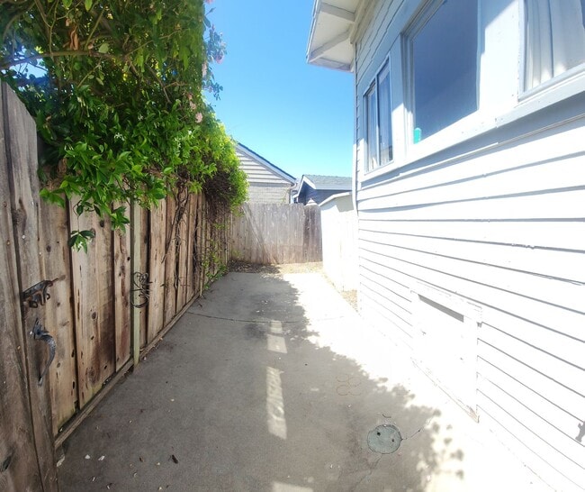 Building Photo - Cute standalone Bungalow in SLO! Off of Gr...