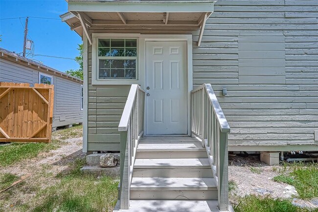 Building Photo - 3274 Reeves St