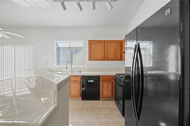 Building Photo - 2054 Cardigan Ave