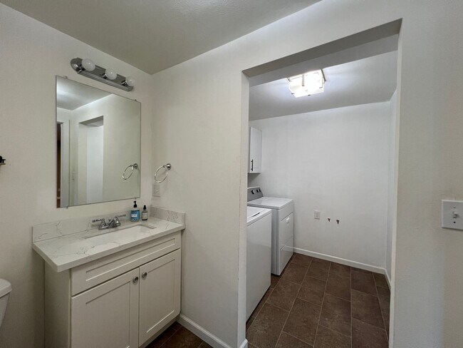 Building Photo - 3 Bedroom 2.5 Bath in Desirable Renton Fairwood Greens