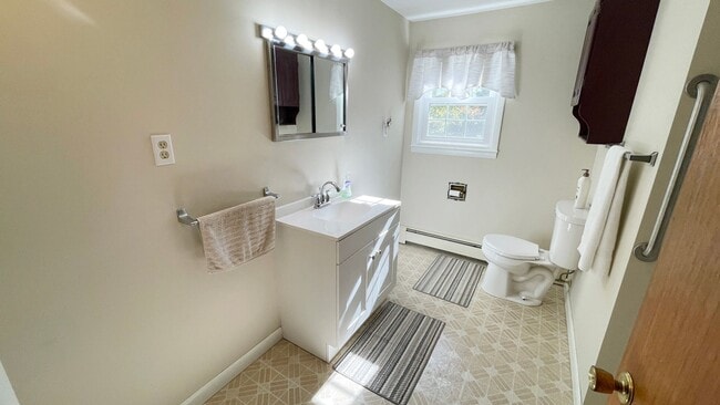 Building Photo - 3 BR House on a Lake 1.5 Baths