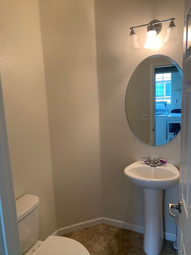Building Photo - 3 Bed/3 Bath Newer Townhome in Desirable Ardenwood Neighborhood