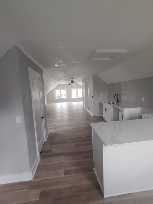 Building Photo - 1712-1714 Bryden Road - Upstairs Apartment