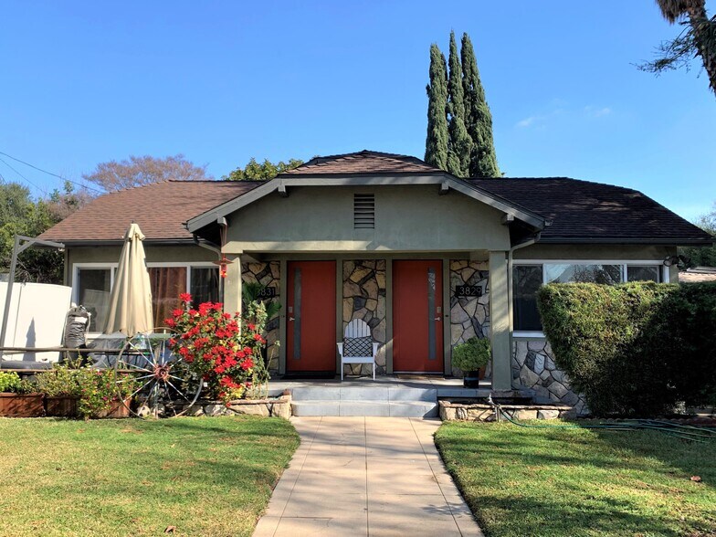 Front door and common yard - 3829 Glenfeliz Boulevard