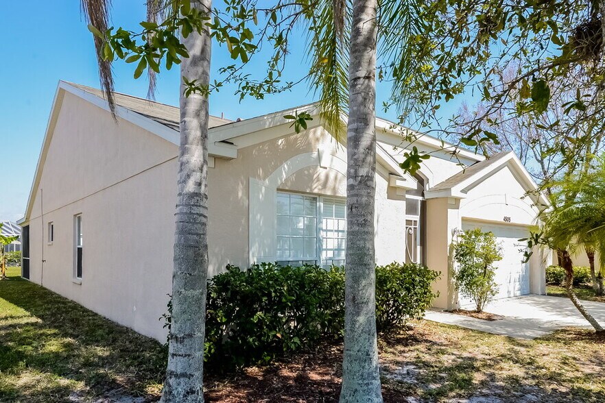Building Photo - 4505 Sanibel Way