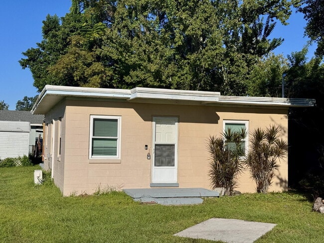 Primary Photo - Fully Renovated 2BR Home Near Downtown Win...