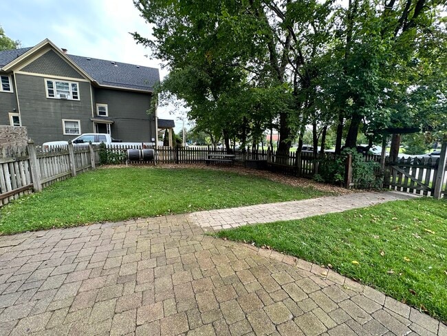 Building Photo - 103 N View St