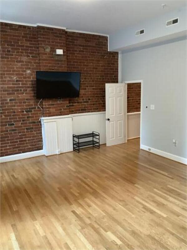 Primary Photo - 204 W Broad St