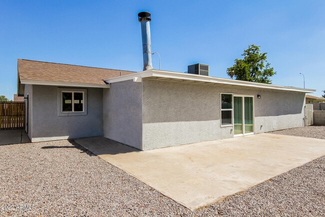 Building Photo - 510 N Tercera Ave