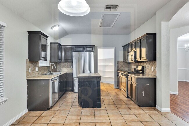 Building Photo - 1500 Gardena Canyon Dr