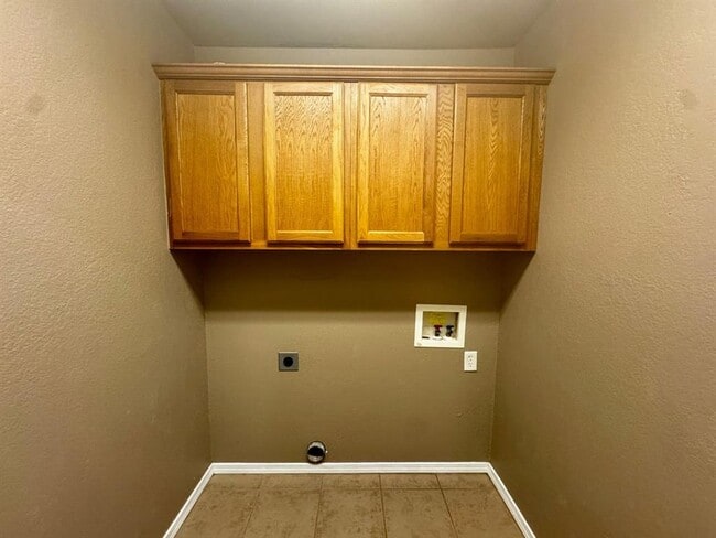 Building Photo - 421 Sterling Pointe Way