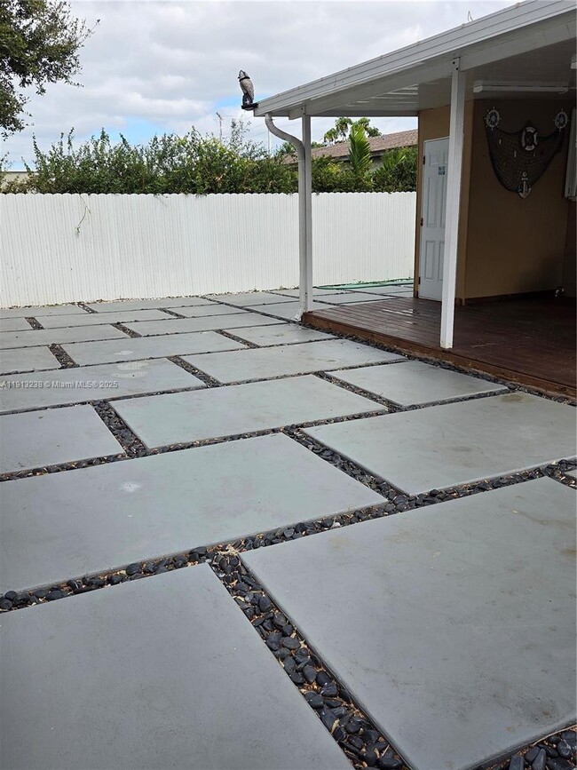 Building Photo - 340 SW 78th Ave