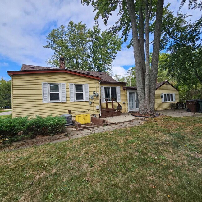 Building Photo - A cozy 2-bedroom, 1-bath home in the heart...