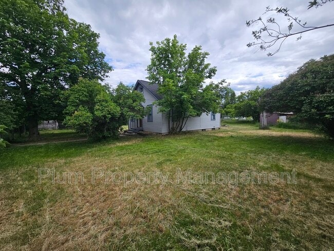 Building Photo - 1405 River Rd
