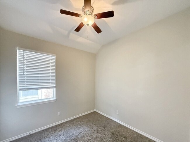 Building Photo - 3104 Hoffman Dr