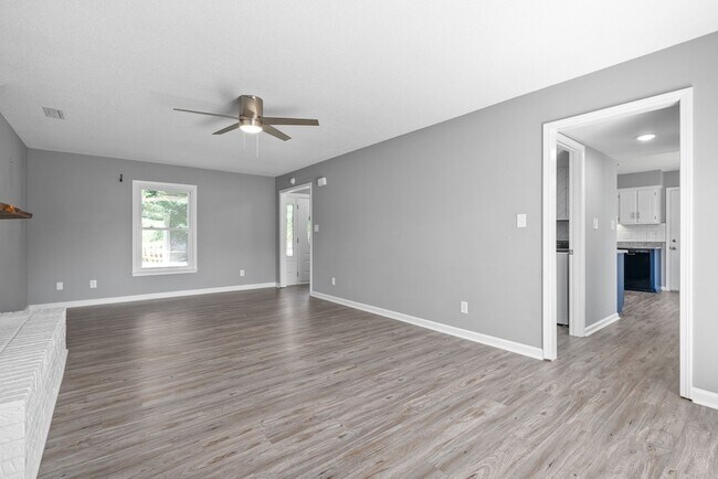 Building Photo - 830 Iris Ln