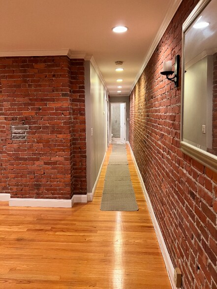 Primary Photo - 95 Gainsborough St