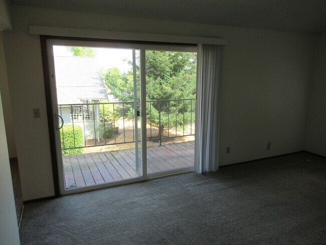 Building Photo - Two Bedroom Apt. w/ Washer and Dryer