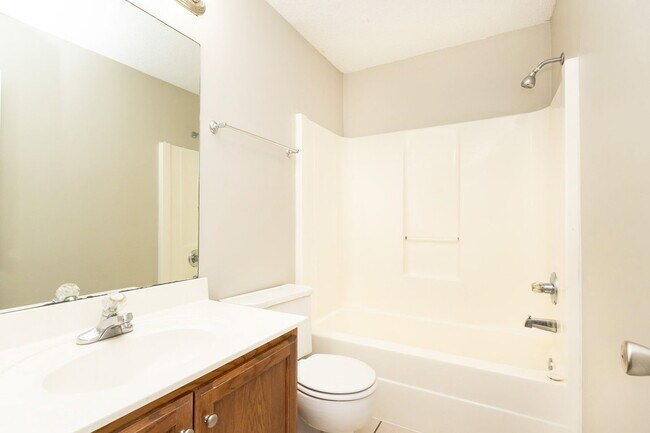 Building Photo - 464 Guyler St