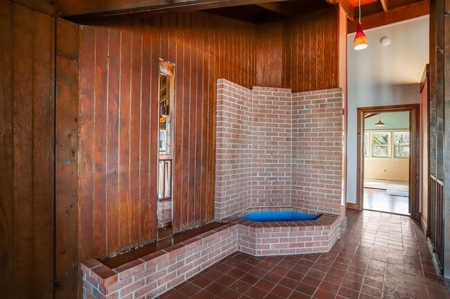 Building Photo - Mid-Century Lodge Home in Frederick with 6...