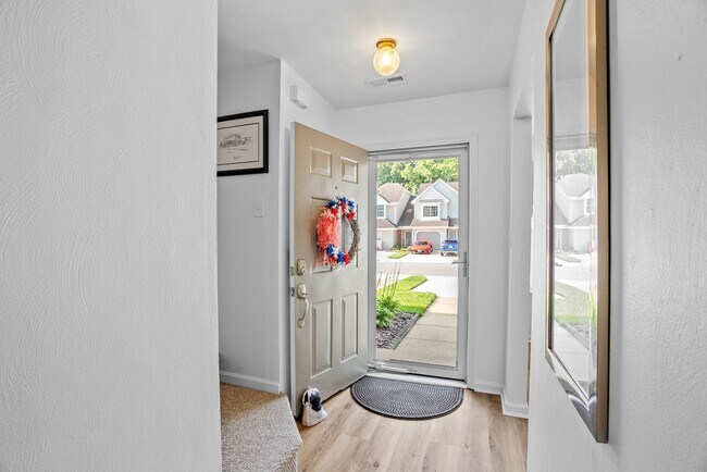 Building Photo - Furnished Townhome in VB