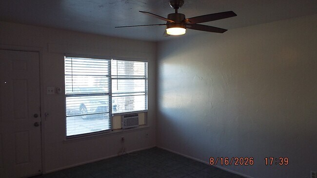 Building Photo - 807 Stonegate Dr